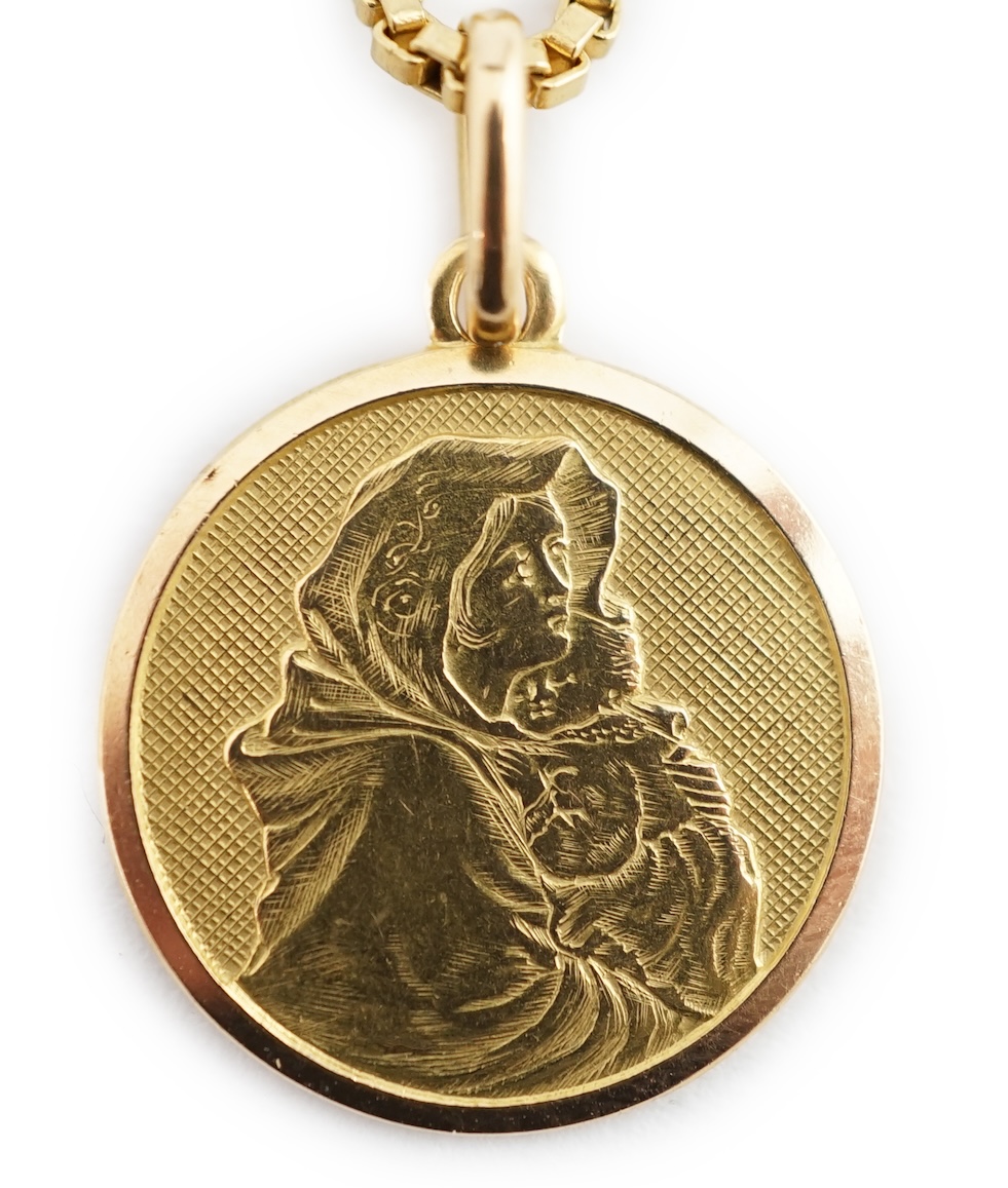 A modern Italian 18k gold pendant with engraved inscription, 17mm, on an 18k gold box link chain